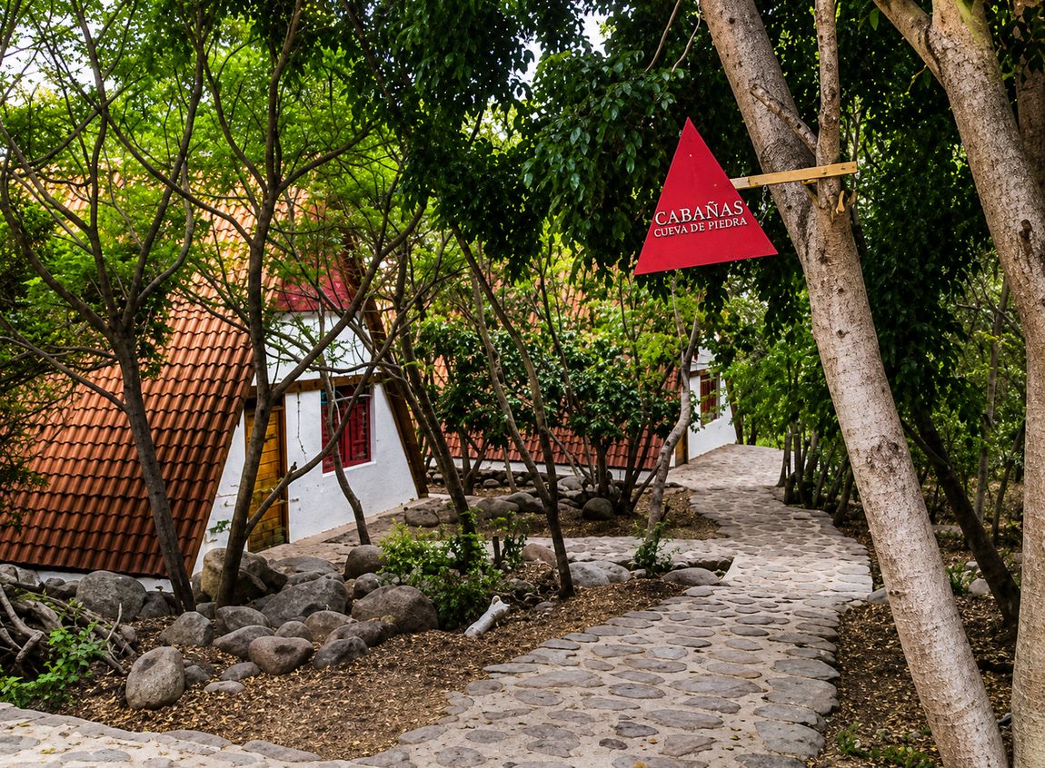 Sendero de piedra hacia las Cabañas Cueva de Piedra