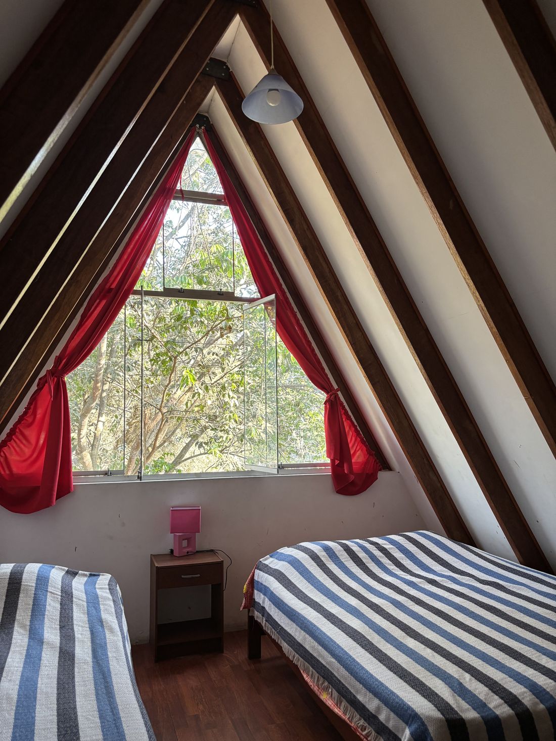 Ventana e interior de una cabaña tipo A